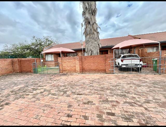 2 BEDROOM TOWNHOUSE FOR SALE IN ANNADALE